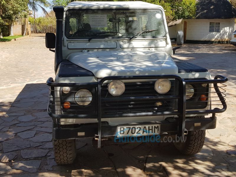 Land Rover Defender 2.5 4 cylinder diesel in Botswana
