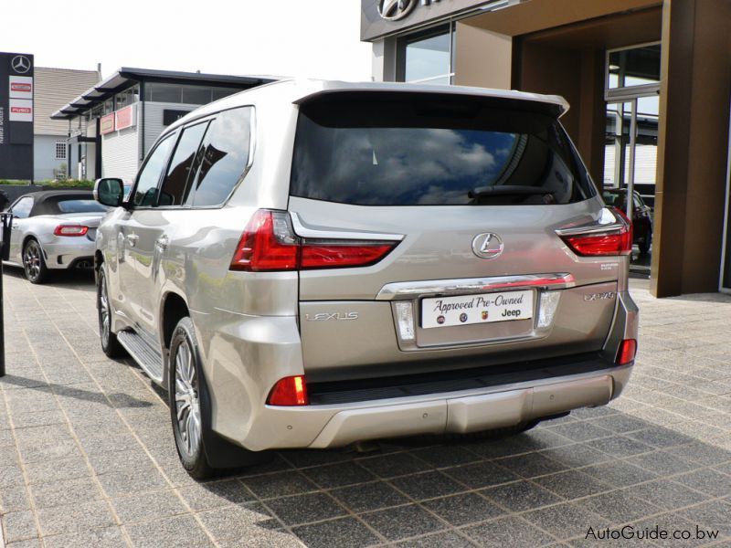 Lexus LX 570 V8 in Botswana