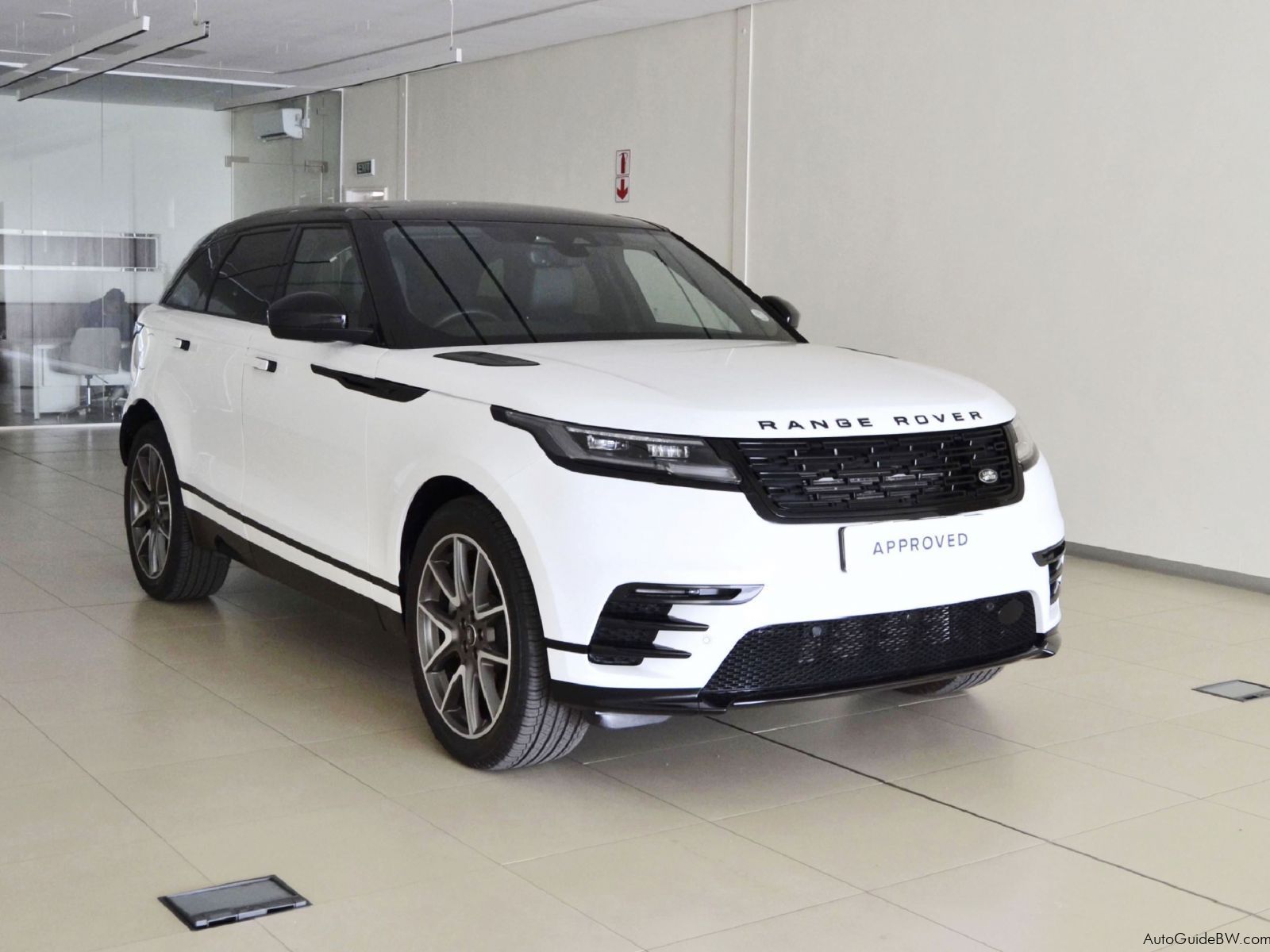 Range Rover Velar D300 Dynamic SE in Botswana