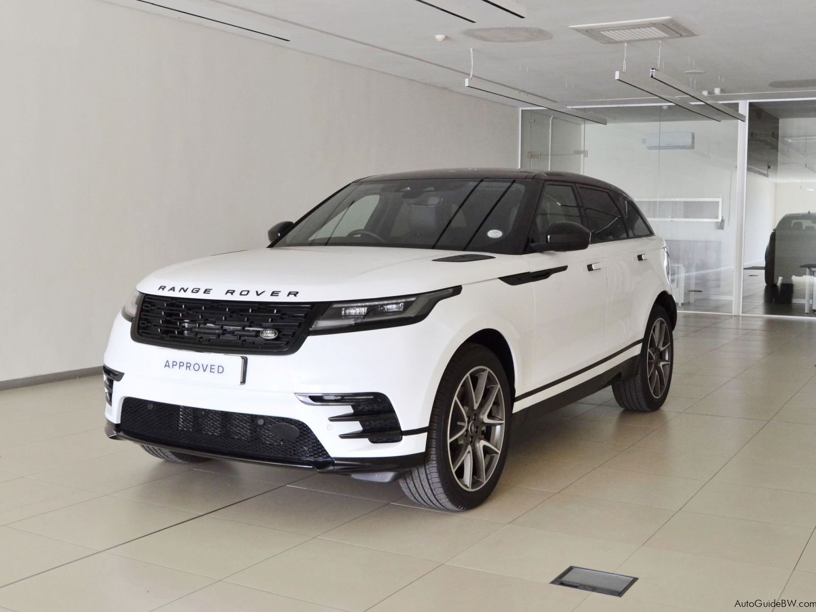 Range Rover Velar D300 Dynamic SE in Botswana