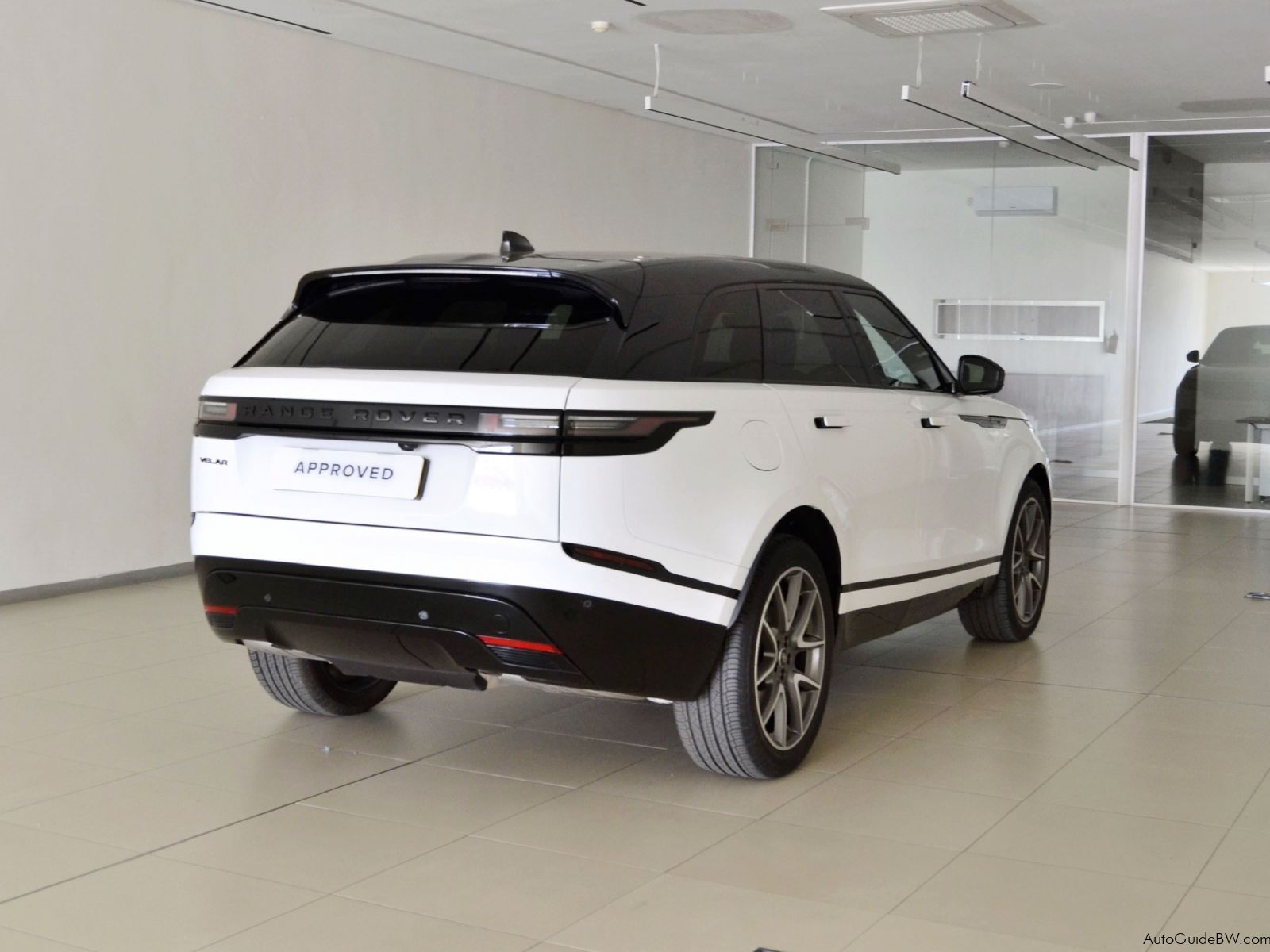 Range Rover Velar D300 Dynamic SE in Botswana