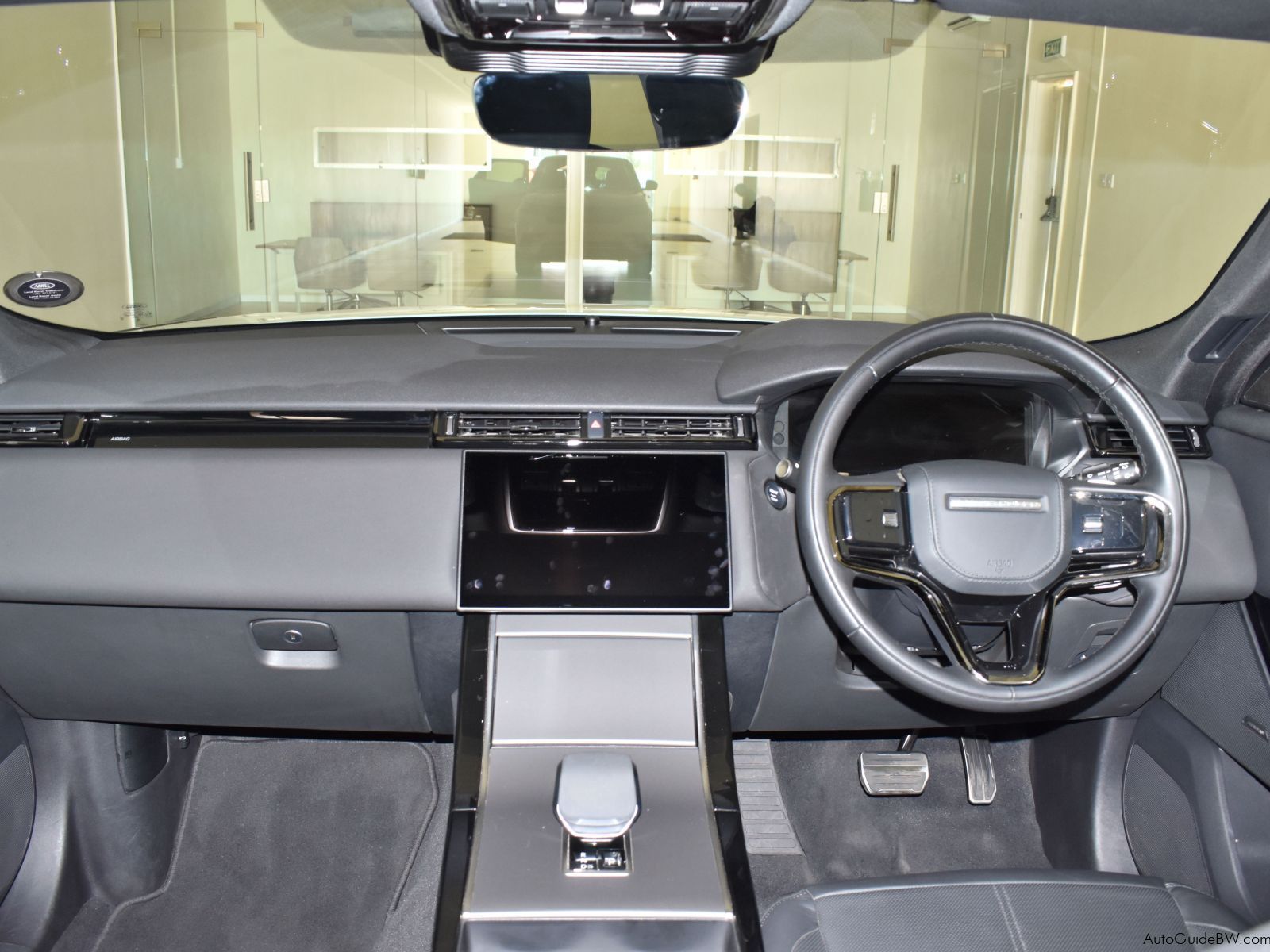 Range Rover Velar D300 Dynamic SE in Botswana