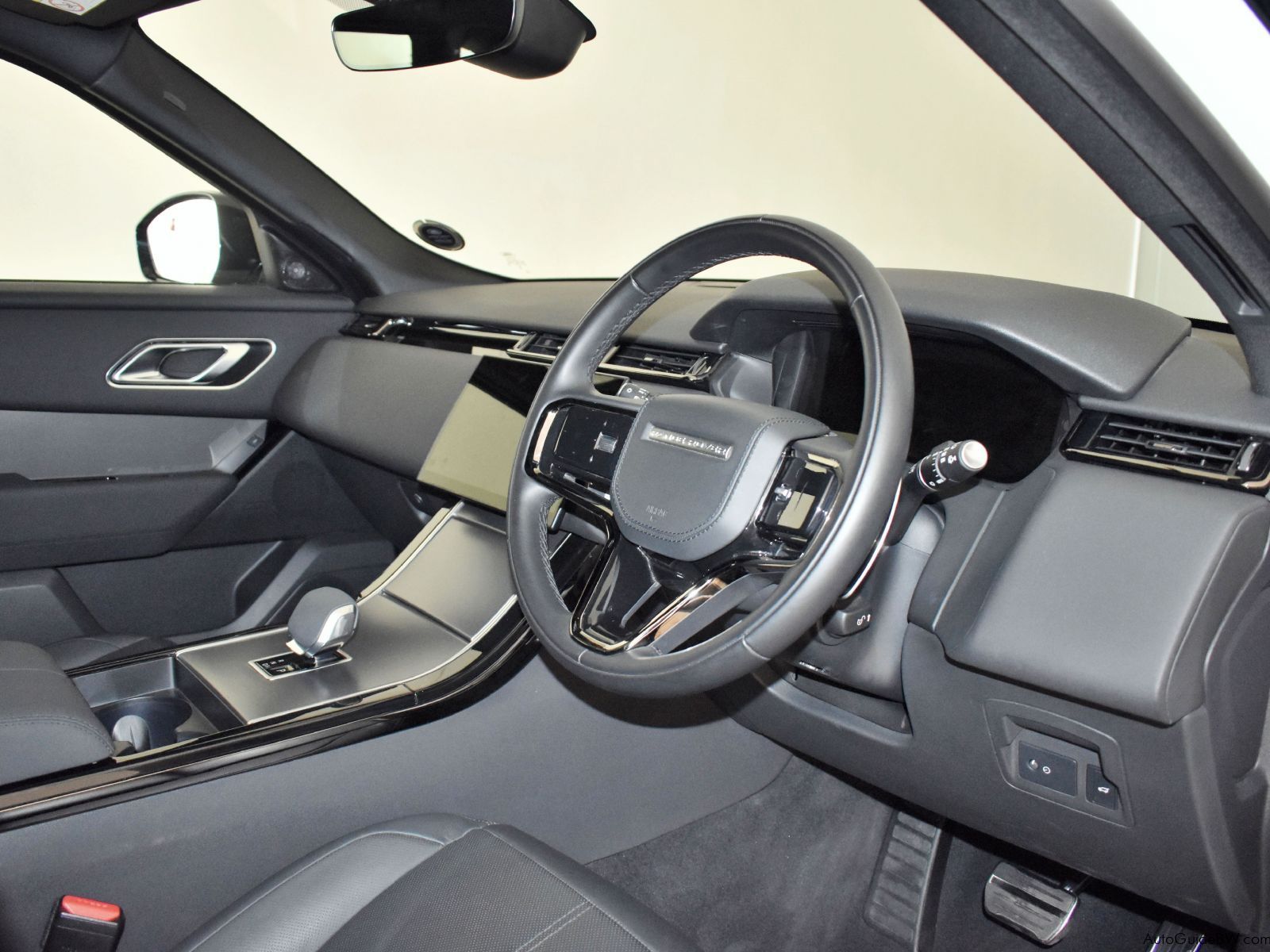 Range Rover Velar D300 Dynamic SE in Botswana