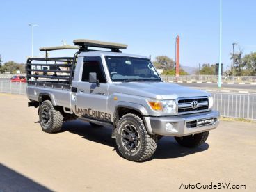 Pre-owned Toyota Land Cruiser V6 for sale in 