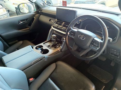 Toyota Land Cruiser V6 ZX in Botswana