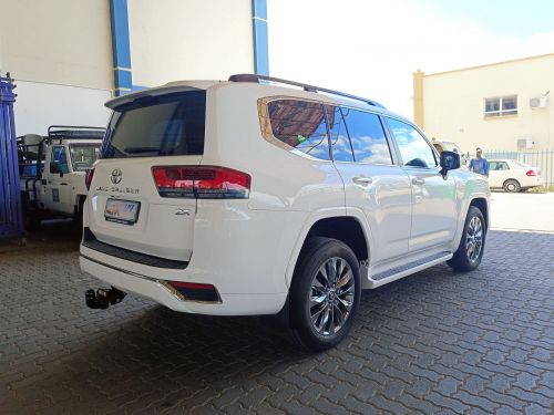 Toyota Land Cruiser V6 ZX in Botswana
