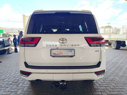 Toyota Land Cruiser V6 ZX in Botswana