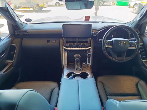 Toyota Land Cruiser V6 ZX in Botswana