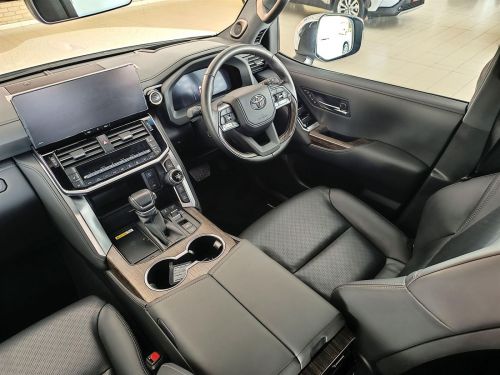 Toyota Land Cruiser 300 ZX 3.3TD in Botswana