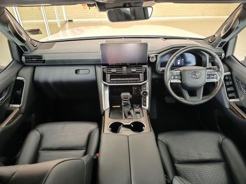 Toyota Land Cruiser 300 ZX 3.3TD in Botswana