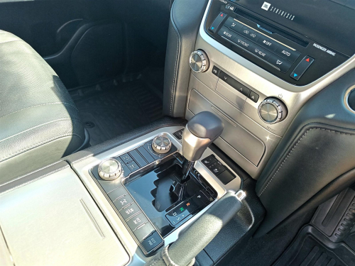 Toyota Land Cruiser 200 4.5TD VX-R V8 in Botswana