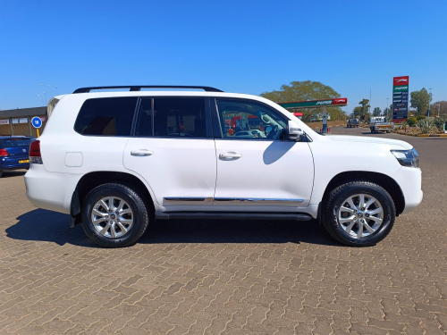Toyota Land Cruiser 200 4.5TD VX-R V8 in Botswana