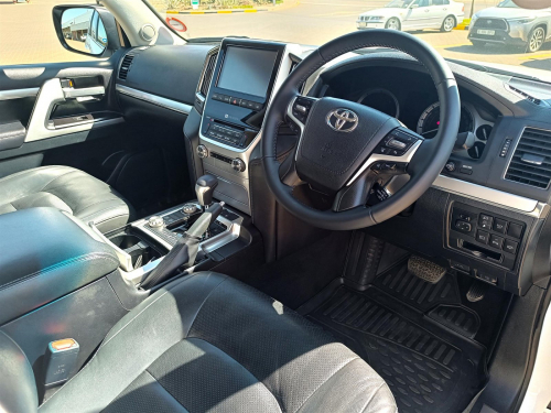 Toyota Land Cruiser 200 4.5TD VX-R V8 in Botswana