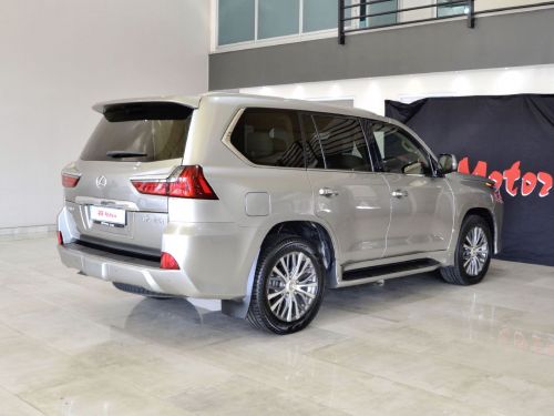 Lexus LX 450d in Botswana