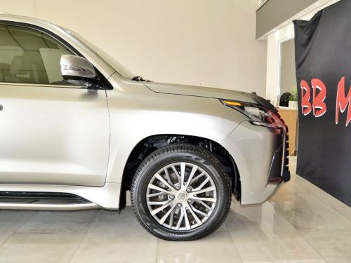 Lexus LX 450d in Botswana