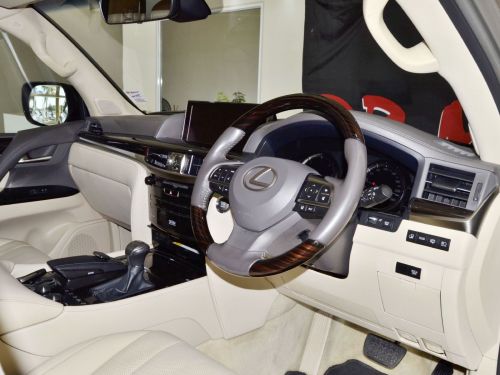Lexus LX 450d in Botswana