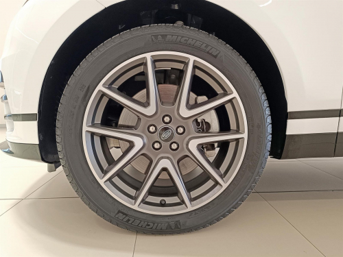 Range Rover Velar 3.0D D300 R-Dynamic SE in Botswana