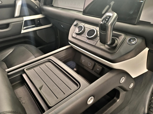 Land Rover Defender 110 3.0D 221kW D300 X-Dynamic HSE in Botswana
