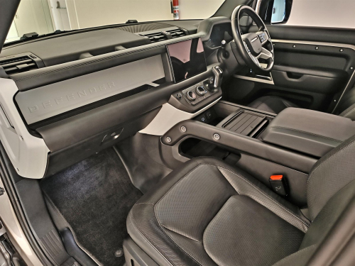 Land Rover Defender 110 3.0D 221kW D300 X-Dynamic HSE in Botswana