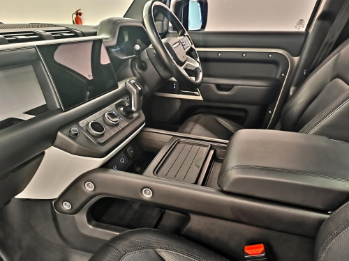 Land Rover Defender 110 3.0D 221kW D300 X-Dynamic HSE in Botswana