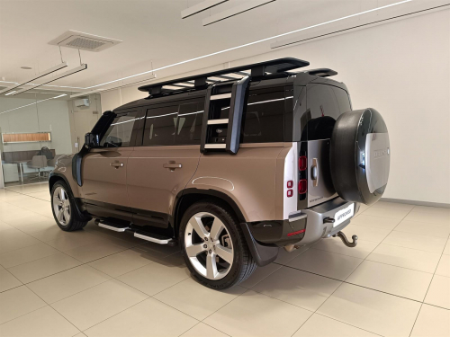 Land Rover Defender 110 3.0D 221kW D300 X-Dynamic HSE in Botswana