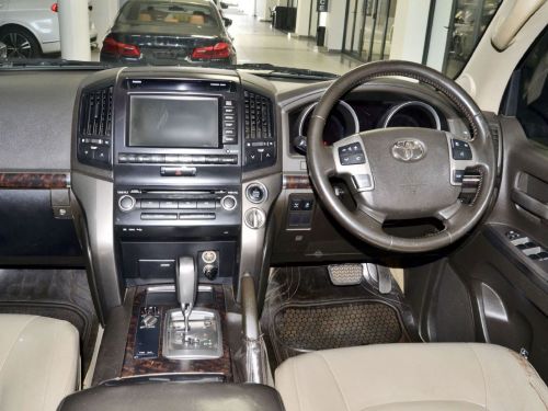 Toyota Land Cruiser VX V8 in Botswana