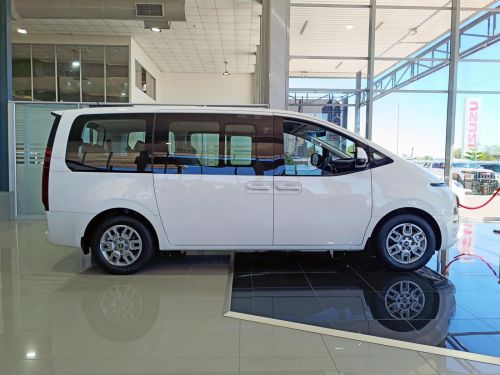 Hyundai Staria R2.2D 11S Executive Bus in Botswana