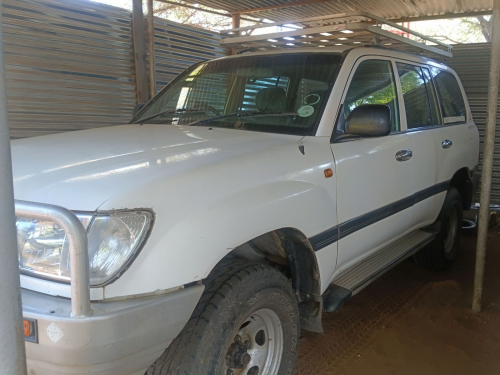 Toyota Landcruiser 100 GX 4.5 EFI in Botswana