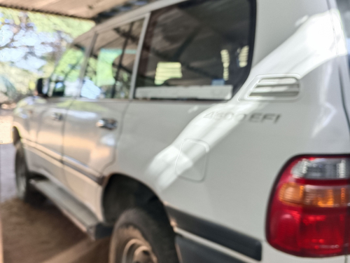 Toyota Landcruiser 100 GX 4.5 EFI in Botswana